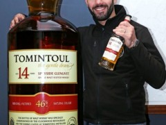 高1.5米，重360斤！全球最大一瓶威士忌以14万元高价拍卖
