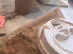 纽约华裔女子质疑遭店员在咖啡里吐痰 对方称是糖浆