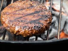 美国最大肉类供应商宣布将投资推出“带血丝”纯素食汉堡的公司